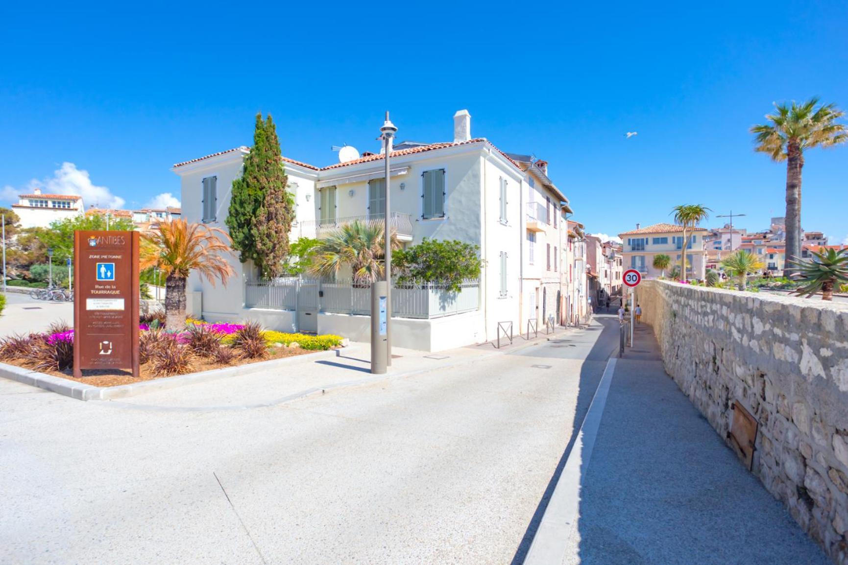 Ferienwohnung A8 - 2 Bdr Duplex Remparts Heart Of Old Antibes Exterior foto